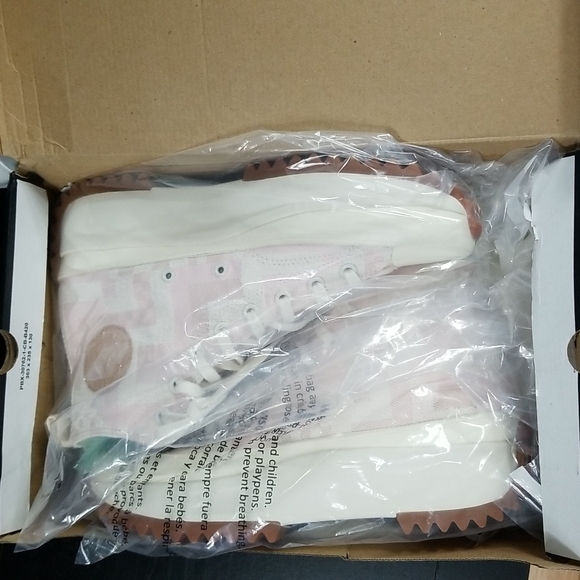 New Pink Converse Ladies 12 - Picture 7 of 10